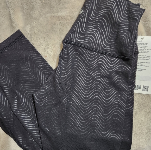Lululemon aligns size 4 - Picture 1 of 5